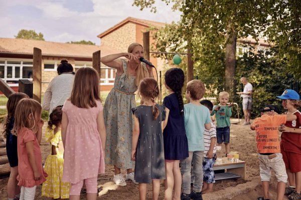 KAT WULFF bei einem ihrer Kinderkonzerte in der Nordheide